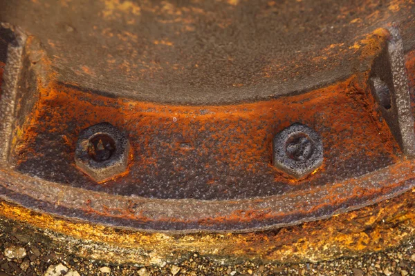 Foto de stock - Tuerca de metal oxidado viejo en la válvula de agua de hierro — Foto de Stock