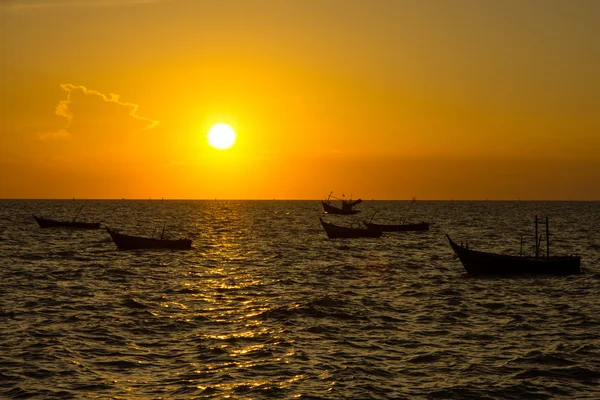 ストック フォト - 太陽、海に浮かぶ船の風光明媚なビュー — ストック写真