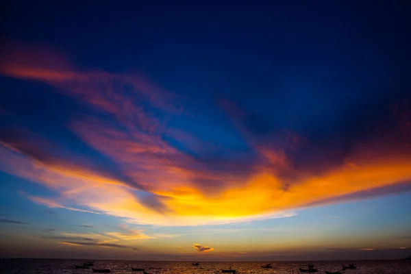 Stock Photo - Scenic View of Boat Floating in The Sea while Suns — Stock Photo, Image