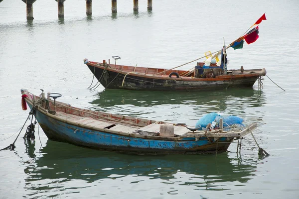 Stockfoto - fiske båt på havet bakgrund — Stockfoto
