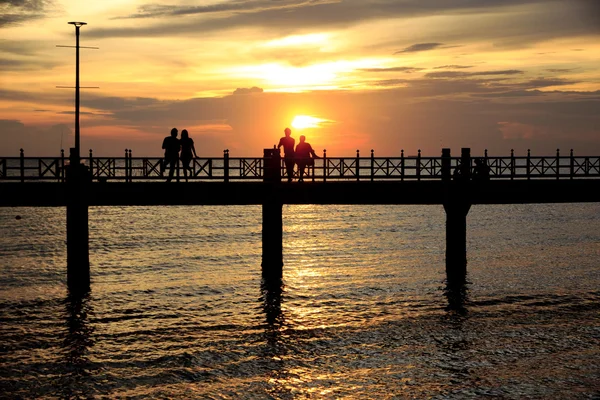 Archivbild - Menschensilhouetten im Sonnenuntergang — Stockfoto