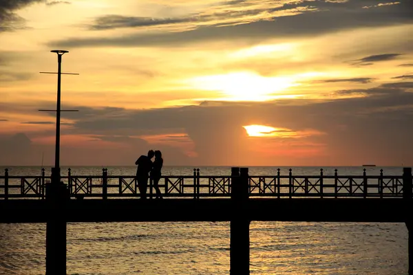 Stock Photo - Les silhouettes des gens sur le coucher du soleil — Photo