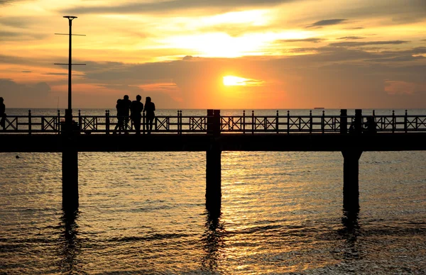 Foto stock - Pessoas silhuetas no pôr do sol — Fotografia de Stock