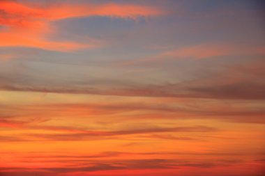 Stok fotoğraf - kadeh kırmızı gökyüzü üzerinde kara bulutlar