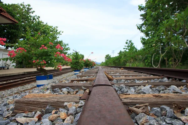 Stock Photo - Ancien chemin de fer. Rails métalliques et traverses en bois — Photo