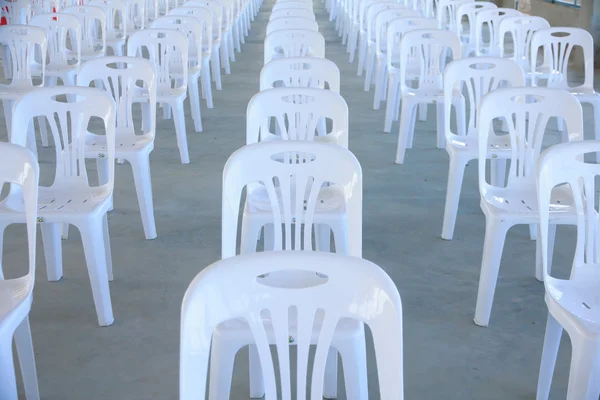 Zdjęcie - puste białe plastikowe krzesła dla kryty wydarzenie. — Zdjęcie stockowe