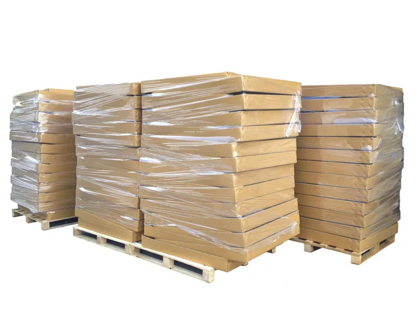 Foto de stock - Montones de cajas de cartón en palets de madera aislado — Foto de Stock
