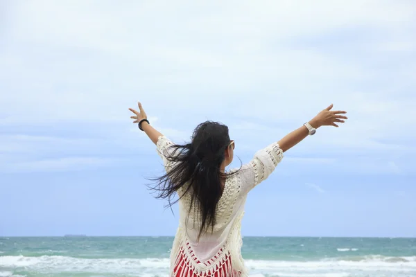 Archivbild - glückliche Frau im Meer stehend — Stockfoto