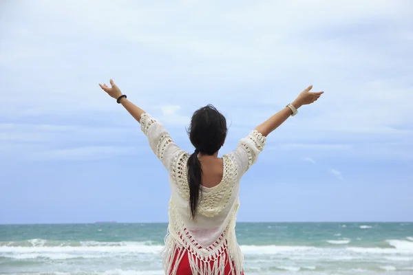 Foto d'archivio - Donna felice in piedi in mare — Foto Stock