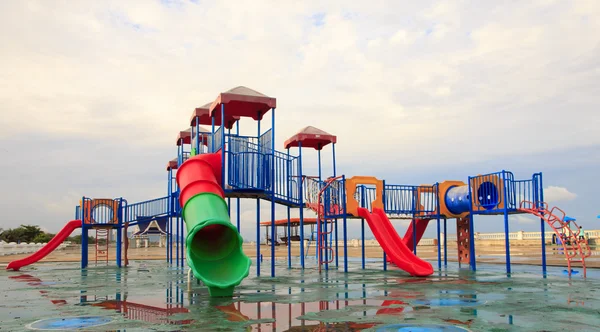 Parque infantil e gramado com céu azul, Infância — Fotografia de Stock