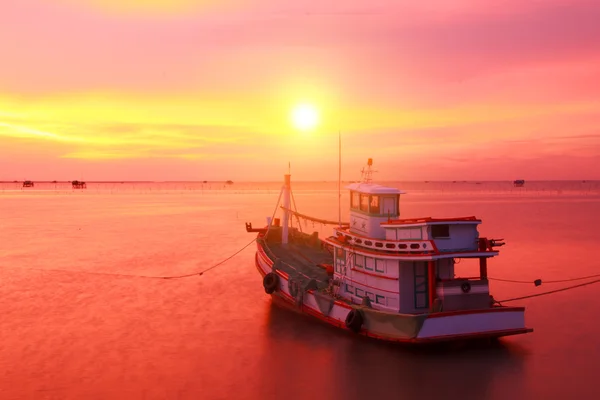 Foto de stock - Barcos de pesca y el mar por la noche y el sol —  Fotos de Stock