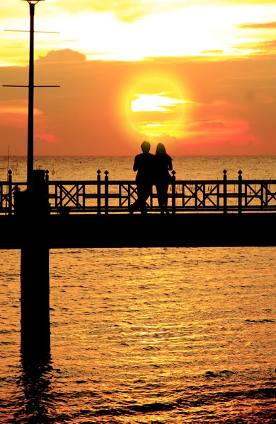 Stock Photo - Les silhouettes des gens sur le coucher du soleil — Photo