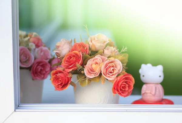 Foto d'archivio Bouquet di fiori artificiali in una finestra — Foto Stock