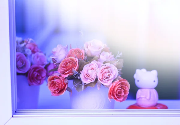Pień fotografia bukiet kwiatów sztucznych w oknie — Zdjęcie stockowe