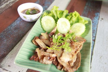 Stok fotoğraf Tay mutfağının baharatlı domuz salata