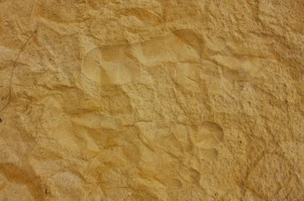 Duas pegadas na areia na antiga textura de papel vintage para texto — Fotografia de Stock