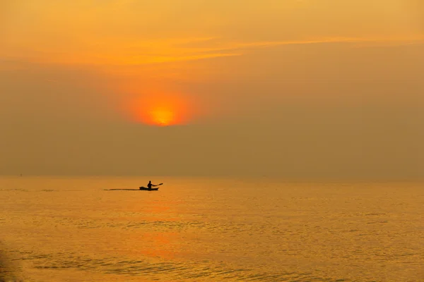 Stock foto beeld van silhouet, roeier bij zonsondergang — Stockfoto