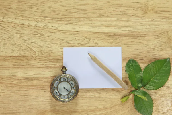 Pień nowy wzór papieru strony i vintage zegarek z ołówkiem. — Zdjęcie stockowe