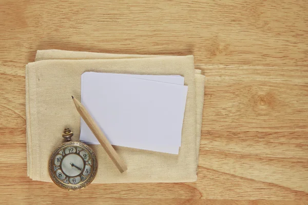 Pień nowy wzór papieru strony i vintage zegarek z ołówkiem. — Zdjęcie stockowe