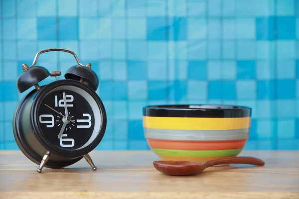 Stock Photo Concept väckarklocka med färgglada soppa koppar — Stockfoto