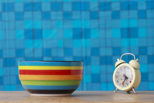 재고 사진 컵 수프 및 나무 배경 알람 시계. — 스톡 사진