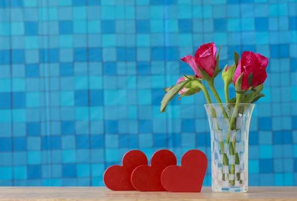 Archivbild buntes Stillleben mit Rosen in Glasvase — Stockfoto