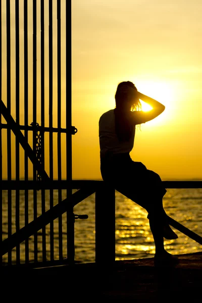 Fotografie stoc Fotografie stoc: Profilul unei femei silueta uitam soare pe plaja la apus de soare — Fotografie, imagine de stoc