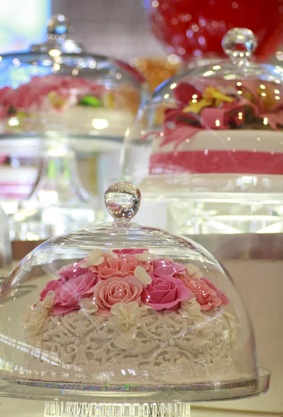 Фото торт на торте стенд под стеклянным куполом — стоковое фото