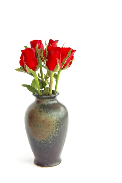 Foto de stock Rosas rojas en jarrón aisladas sobre fondo blanco —  Fotos de Stock