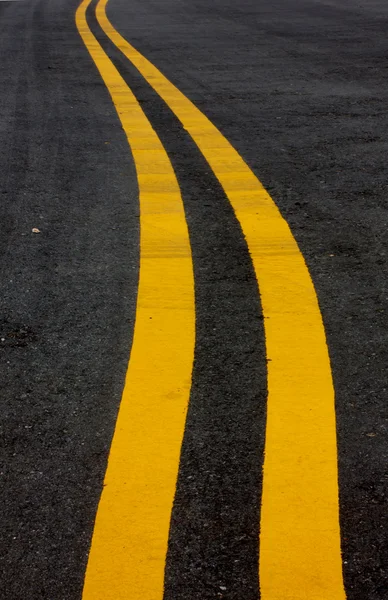 Foto de stock: Doble línea amarilla en la carretera pavimentada . — Foto de Stock