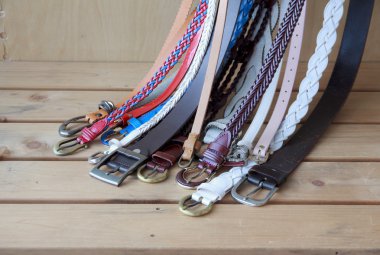 Giysiler ve çeşitli aksesuarlar kümesi kadınlar eski ahşap t on için