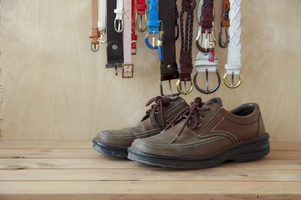 Set van kleding en verschillende accessoires voor vrouwen op oude houten t — Stockfoto