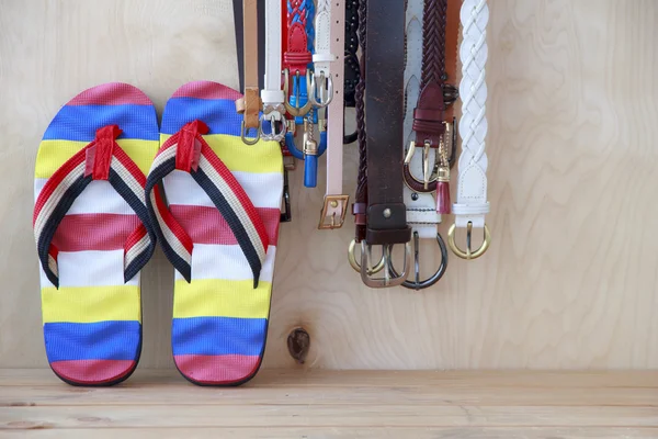 Conjunto de ropa y varios accesorios para mujeres en t de madera vieja — Foto de Stock