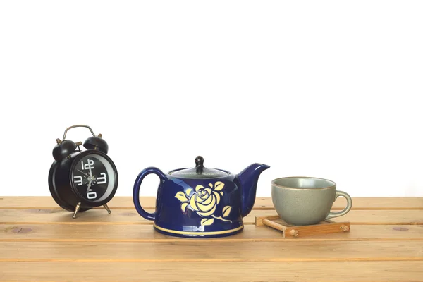 Stock Photo Ceainic pe masă de lemn, ceașcă de ceai, ceas deșteptător de epocă — Fotografie, imagine de stoc