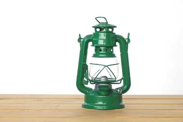 Stock Photo lampe vintage verte sur table en bois. espace de copie . — Photo