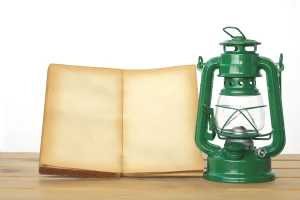 Archivfoto alte Petroleumlampe und Notizbuch auf Holzgrund — Stockfoto