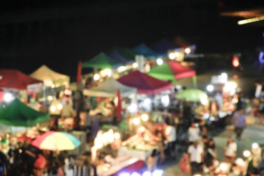 Bulanık kalabalık sokak, gece piyasada bulunan yürüyüş