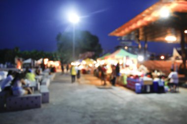 Bulanık kalabalık sokak, gece piyasada bulunan yürüyüş