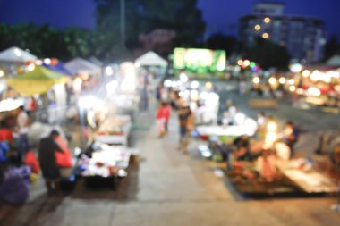 Bulanık kalabalık sokak, gece piyasada bulunan yürüyüş