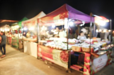 Bulanık kalabalık sokak, gece piyasada bulunan yürüyüş