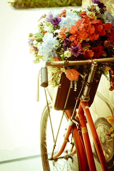 Foto stock Bicicleta vintage com flor - efeito vintage estilo filtro imagens — Fotografia de Stock