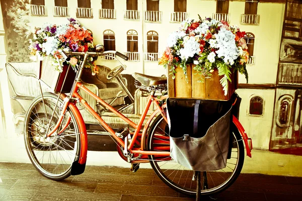 Foto stock Bicicleta vintage com flor - efeito vintage estilo filtro imagens — Fotografia de Stock