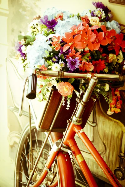 Stock Photo Vintage bicycle with flower - vintage effect filter style pictures — Stock Photo, Image