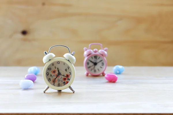 Foto de stock Reloj despertador vintage sobre fondo de madera —  Fotos de Stock