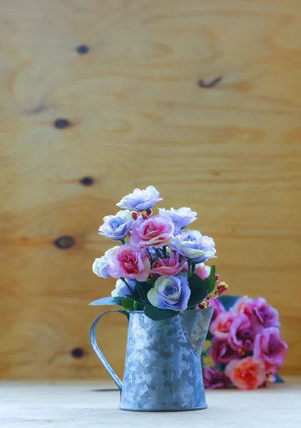 Foto d'archivio Falso ortensia fiori in zinco annaffiatoio su sfondo di legno con percorso di ritaglio — Foto Stock