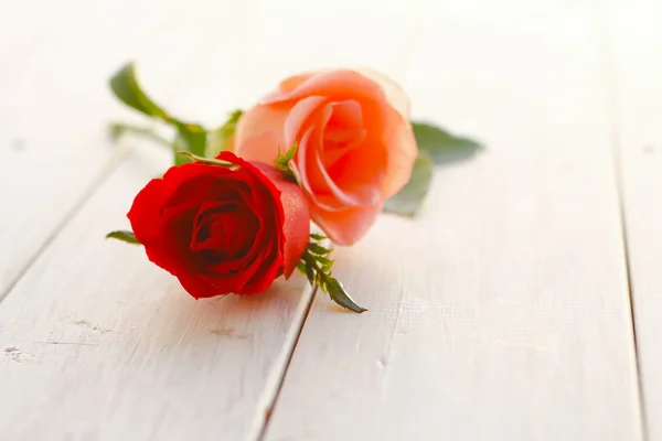 Stock Photo Red and pink rose on wood background, valentine's day concept — Stock Photo, Image