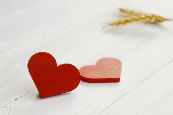 Foto de stock Corazón rojo de madera en tablas de madera blancas —  Fotos de Stock