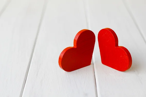 Foto de stock Corazón rojo de madera sobre fondo de madera —  Fotos de Stock