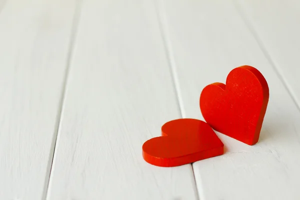 Foto de stock Corazón rojo de madera sobre fondo de madera —  Fotos de Stock