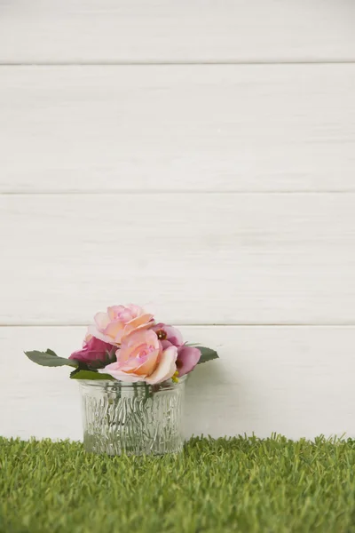 Склад Фото красочные цветы горшки украшения на деревянном фоне — стоковое фото